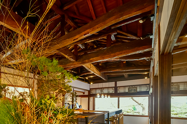 古式の建築様式と古材