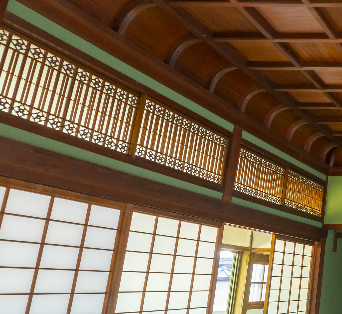 桜の間の欄間には花月の紋が手彫り